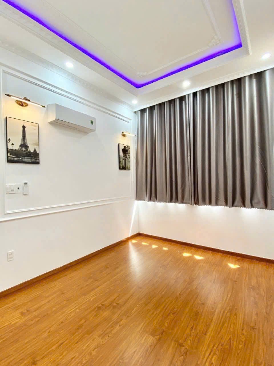 37. Nhà trệt lầu sau lưng Vincom Hùng Vương cách mặt tiền chỉ 1 căn nhà 4