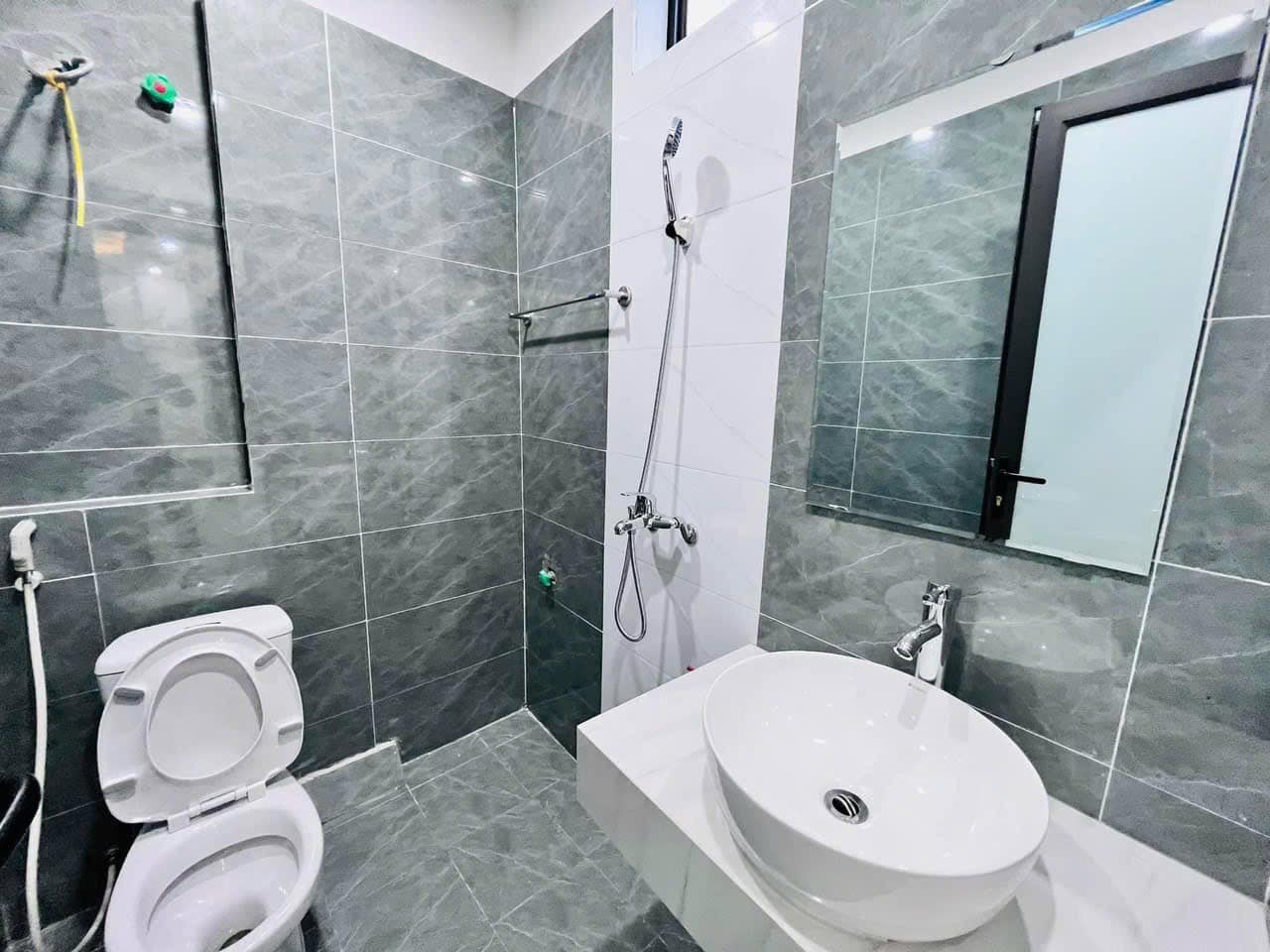 Bán nhà trục chính đường 422, Tân Lập, Đan Phượng. Lô góc 42m2 xây 5 tầng. Ôtô dừng đỗ ngõ 6