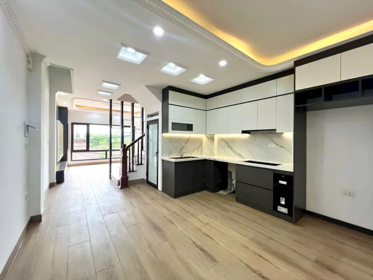 Nhà 4 tầng Ngọc Hồi, 40m2, giá 7.6 tỷ, ô tô, gần hồ Linh Đàm 2