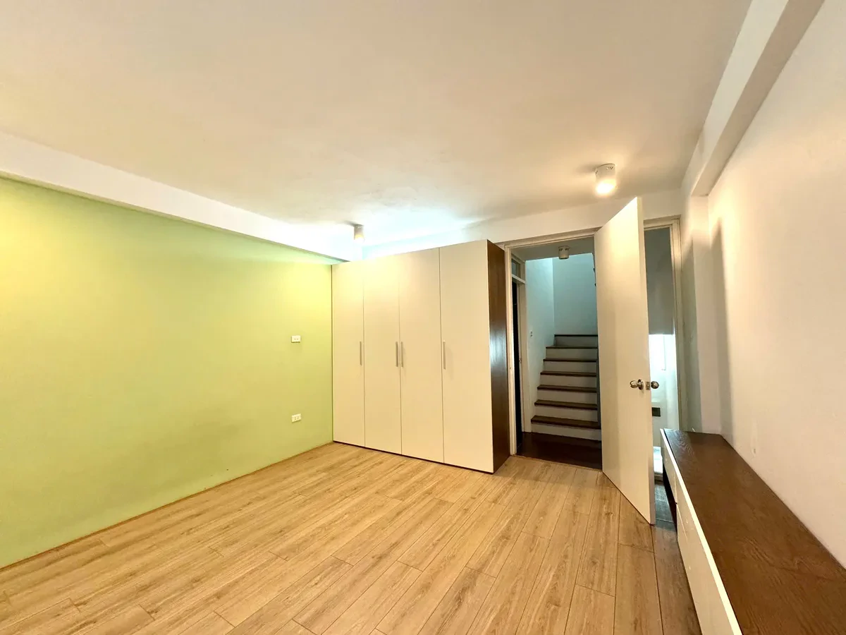 BÁN NHÀ RIÊNG PHỐ Bồ Đề 32m2 X 5 tầng mặt tiền 4m, 7.5 tỷ Long Biên. 4