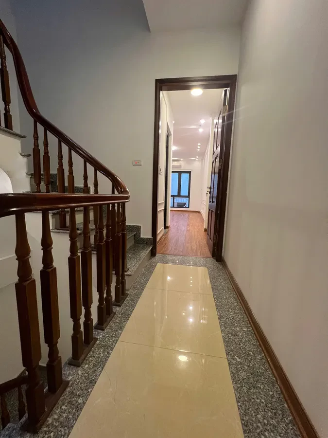 NHÀ MỚI Ngọc Lâm 35 m2 X  5 tầng mặt tiền 3.5m,7.8 tỷ Long Biên.