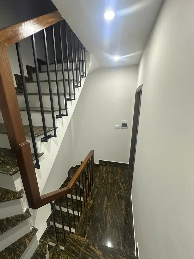 NHÀ MỚI Ở LUÔN Phố Ngọc Trì 37m2  5 tầng mặt 5m,7.05 tỷ Long Biên. 5