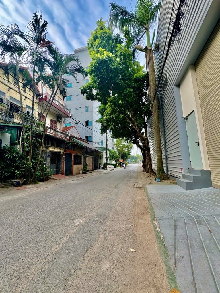 NGUYỄN VĂN LINH,LONG BIÊN 18tỷ 110m Ô TÔ ĐỖ CỬA,KINH DOANH,VỈA HÈ RỘNG 2