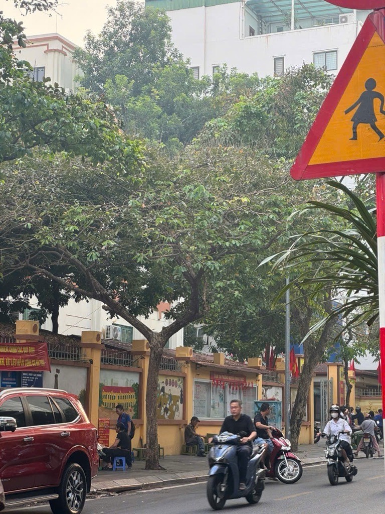 NGUYỄN VĂN LINH,LONG BIÊN 18tỷ 110m Ô TÔ ĐỖ CỬA,KINH DOANH,VỈA HÈ RỘNG 3