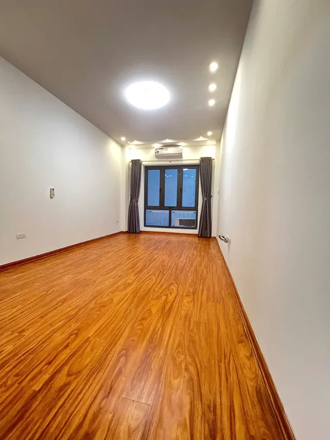 NHÀ MỚI Ngọc Lâm 35 m2 X  5 tầng mặt tiền 3.5m,7.8 tỷ Long Biên. 3