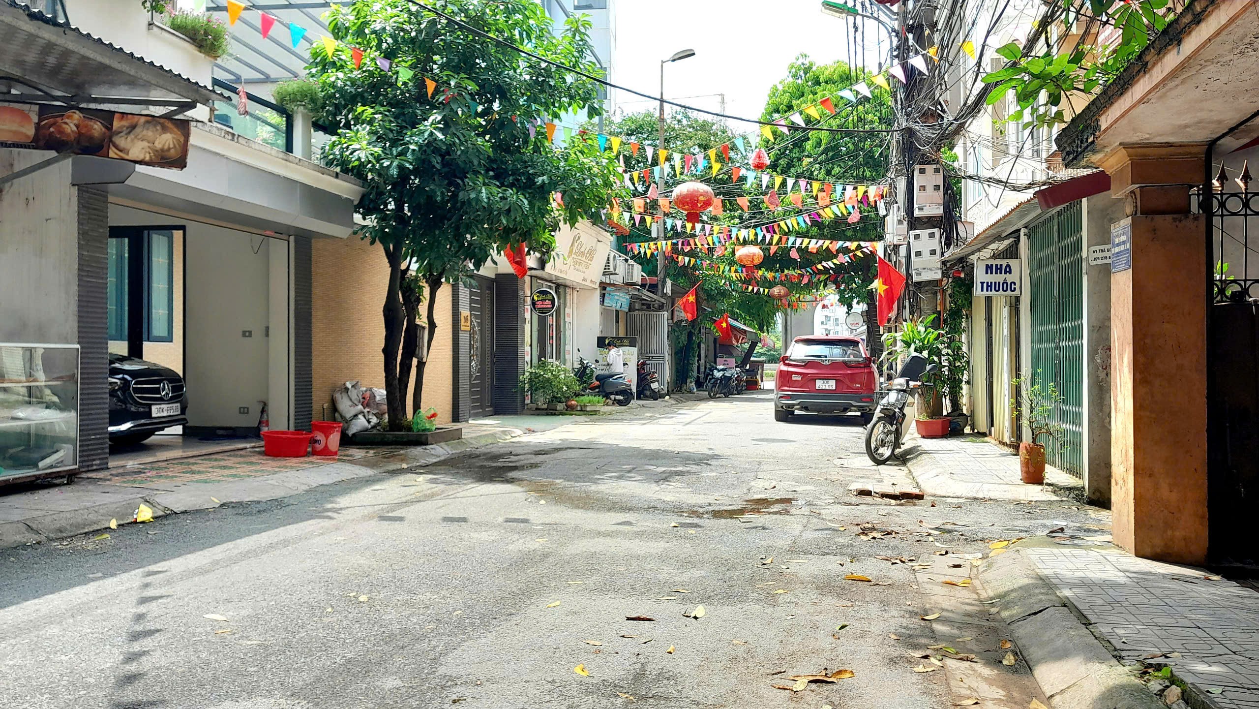 Bán nhà Phạm Văn Đồng, Ngõ rộng thênh thang, Santafe đỗ cửa, Gần phố, Dân trí cao, 40m2, Chỉ 7.x tỷ 6