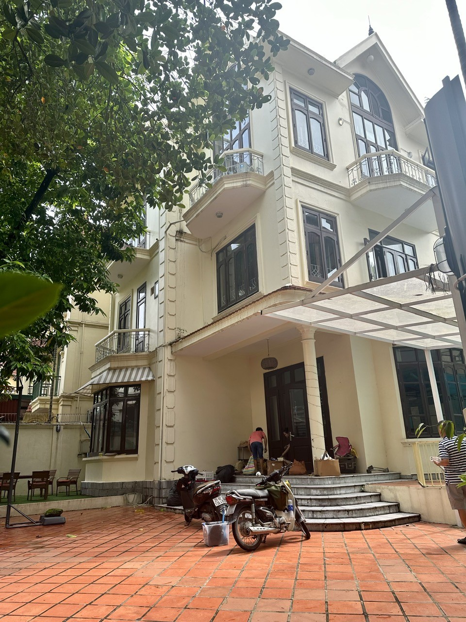 Cho thuê biệt thự Tô Ngọc vân, Tây Hồ 450m x 4T giá 115 triệu, ở và kinh doanh đa dạng
