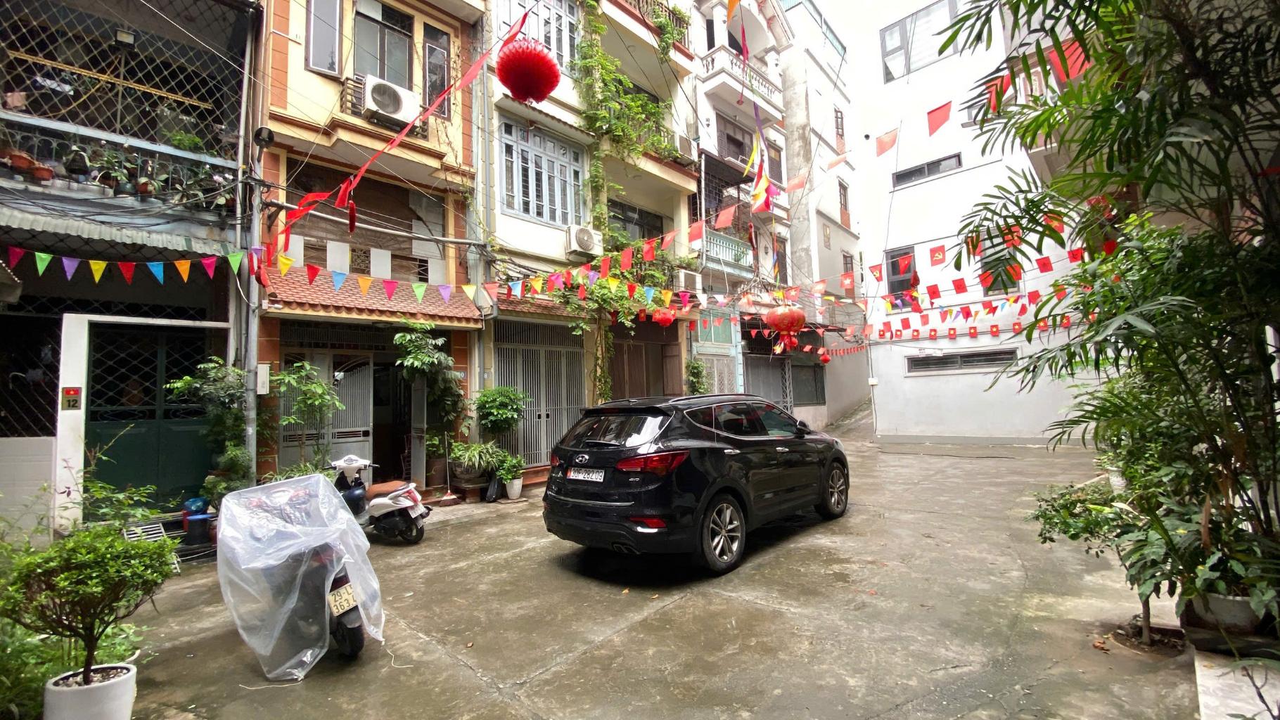 Bán nhà Phạm Văn Đồng, Ngõ rộng thênh thang, Santafe đỗ cửa, Gần phố, Dân trí cao, 40m2, Chỉ 7.x tỷ
