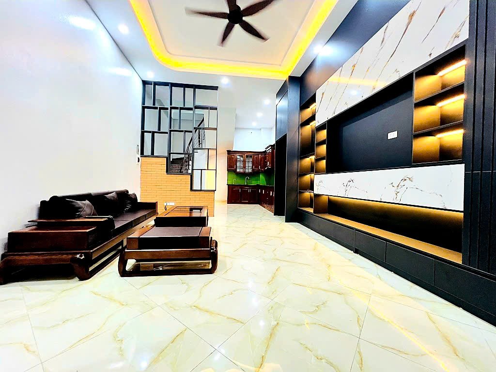 Bán nhà Phạm Văn Đồng, Ngõ rộng thênh thang, Santafe đỗ cửa, Gần phố, Dân trí cao, 40m2, Chỉ 7.x tỷ 2