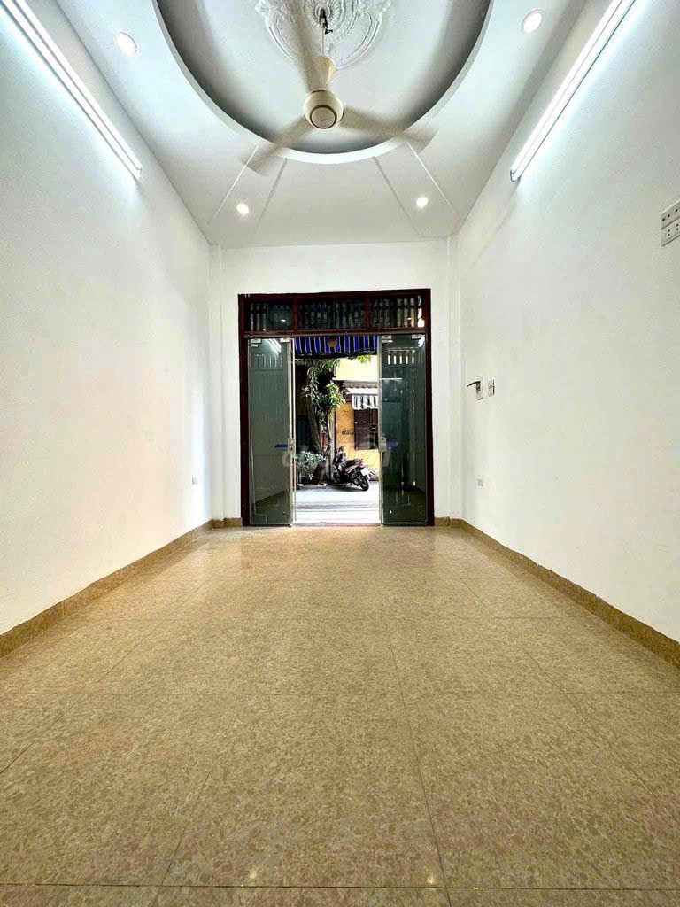 Cho thuê nhà Linh Quang - Đống Đa, 30m ra hồ, KD mọi mô hình, ngõ ô tô giá 15 triệu