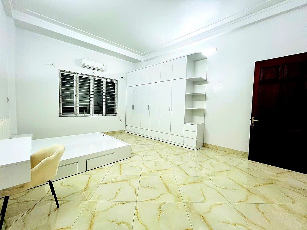 Bán nhà Phạm Văn Đồng, Ngõ rộng thênh thang, Santafe đỗ cửa, Gần phố, Dân trí cao, 40m2, Chỉ 7.x tỷ 3