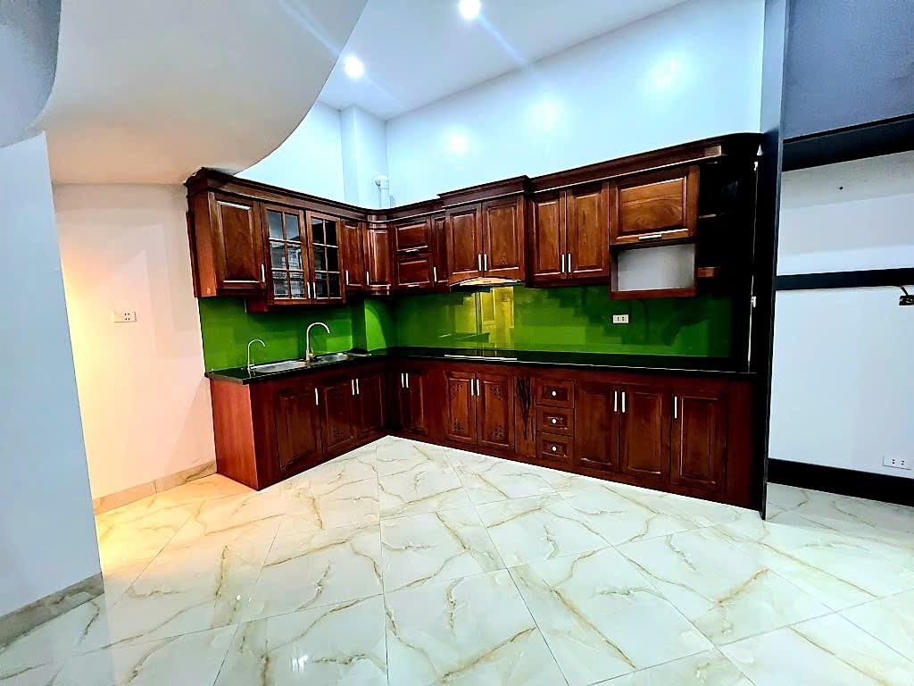 Bán nhà Phạm Văn Đồng, Ngõ rộng thênh thang, Santafe đỗ cửa, Gần phố, Dân trí cao, 40m2, Chỉ 7.x tỷ 4