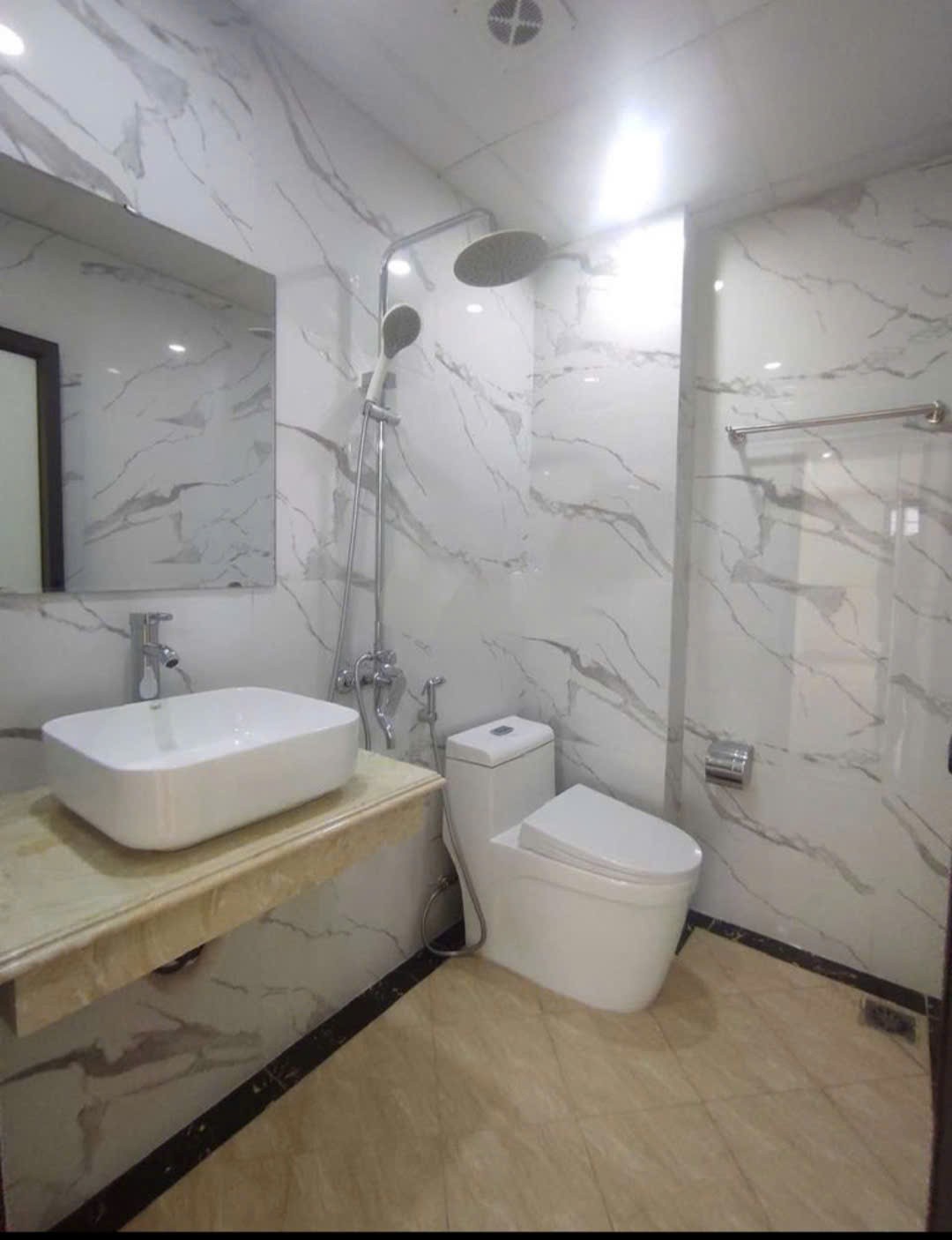 Cho Thuê nhà ngõ 38 Đê Tô Hoàng -  Hai Bà Trưng 30m x 5T giá 13 triệu, 20m ra ô tô 4