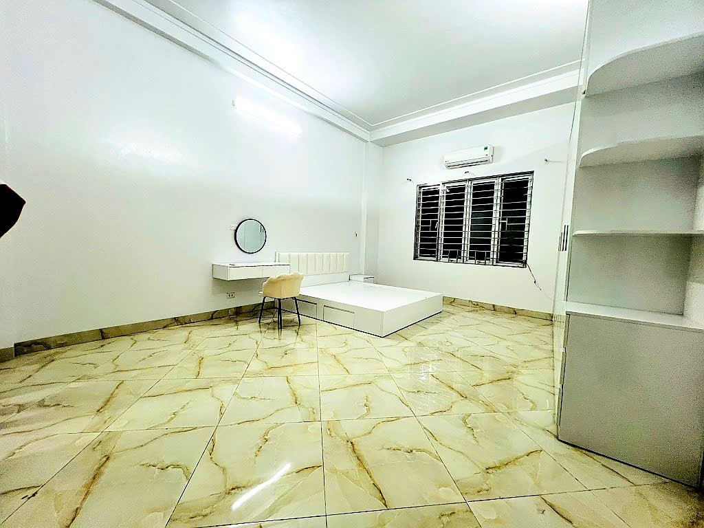 Bán nhà Phạm Văn Đồng, Ngõ rộng thênh thang, Santafe đỗ cửa, Gần phố, Dân trí cao, 40m2, Chỉ 7.x tỷ 5