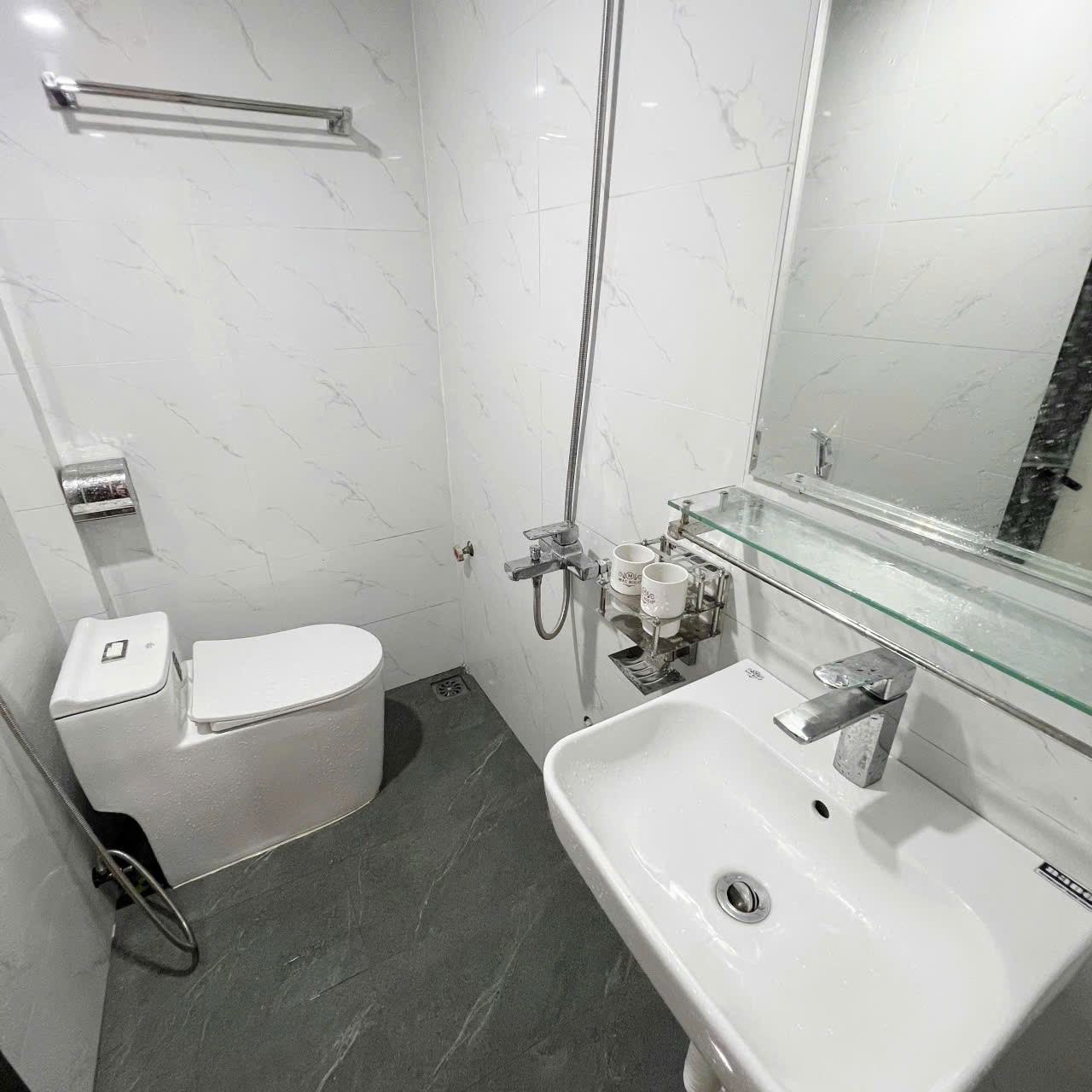Cho thuê CHDV Phan Bội Châu - Hoàn Kiếm 90m x 3T, 6 phòng full đồ giá 35 triệu 6