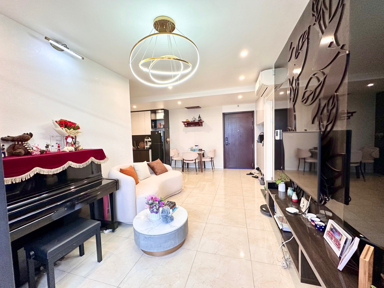 Bán căn hộ 2PN VIEW HỒ TÒA C6 Vinhomes D'Capitale - 8.3 tỷ
