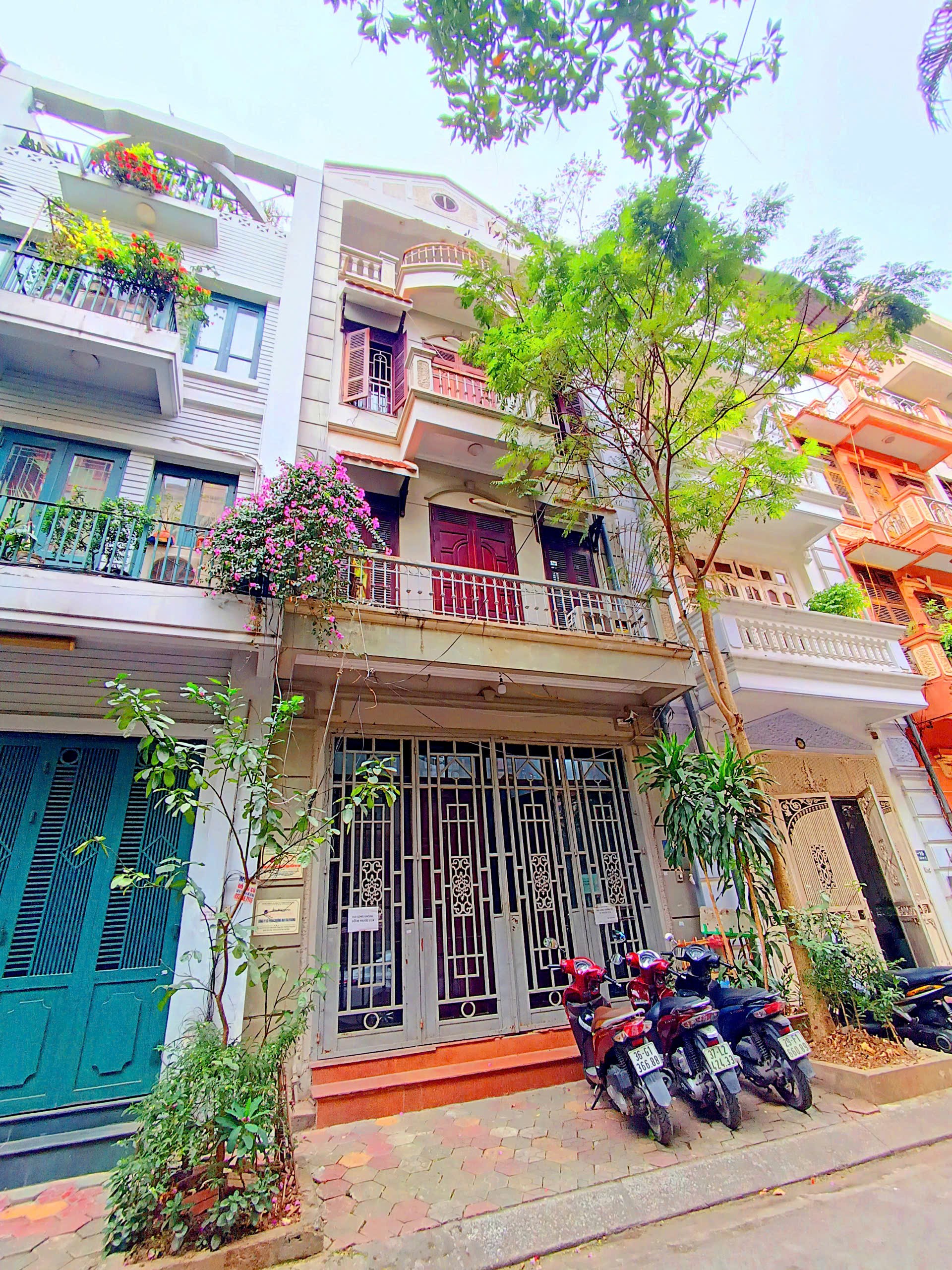 Gara ô tô, mặt tiền 5m, cách phố 5 nhà phố Hoàng Cầu 55m² x 5T – 19 tỷ 2