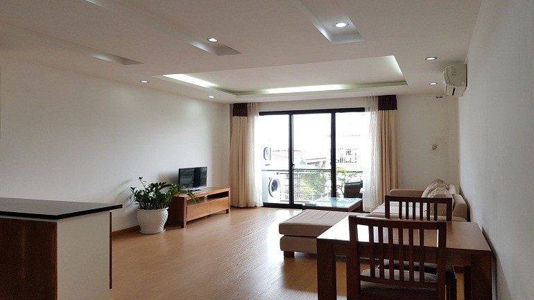 Cho thuê căn hộ dịch vụ tại Văn Cao, Ba Đình, 70m2, 1PN, ban công, đầy đủ nội thất hiện đại