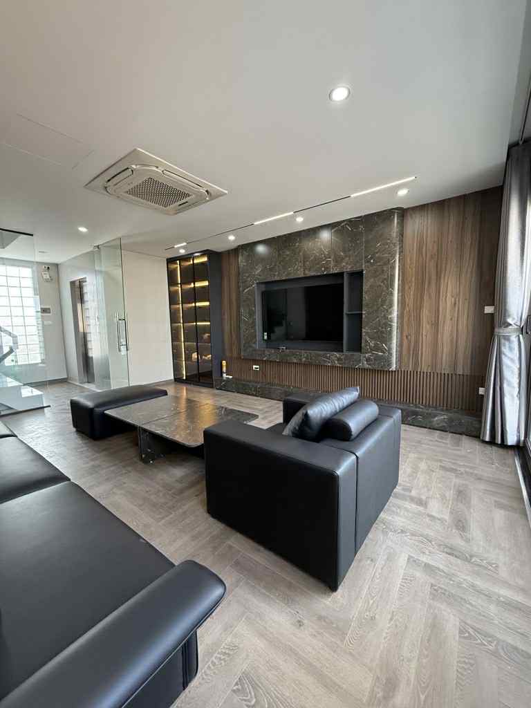 Siêu phẩm Long Biên, 45m x 7 tầng, thang máy, gara 7 chỗ, full nội thất 3
