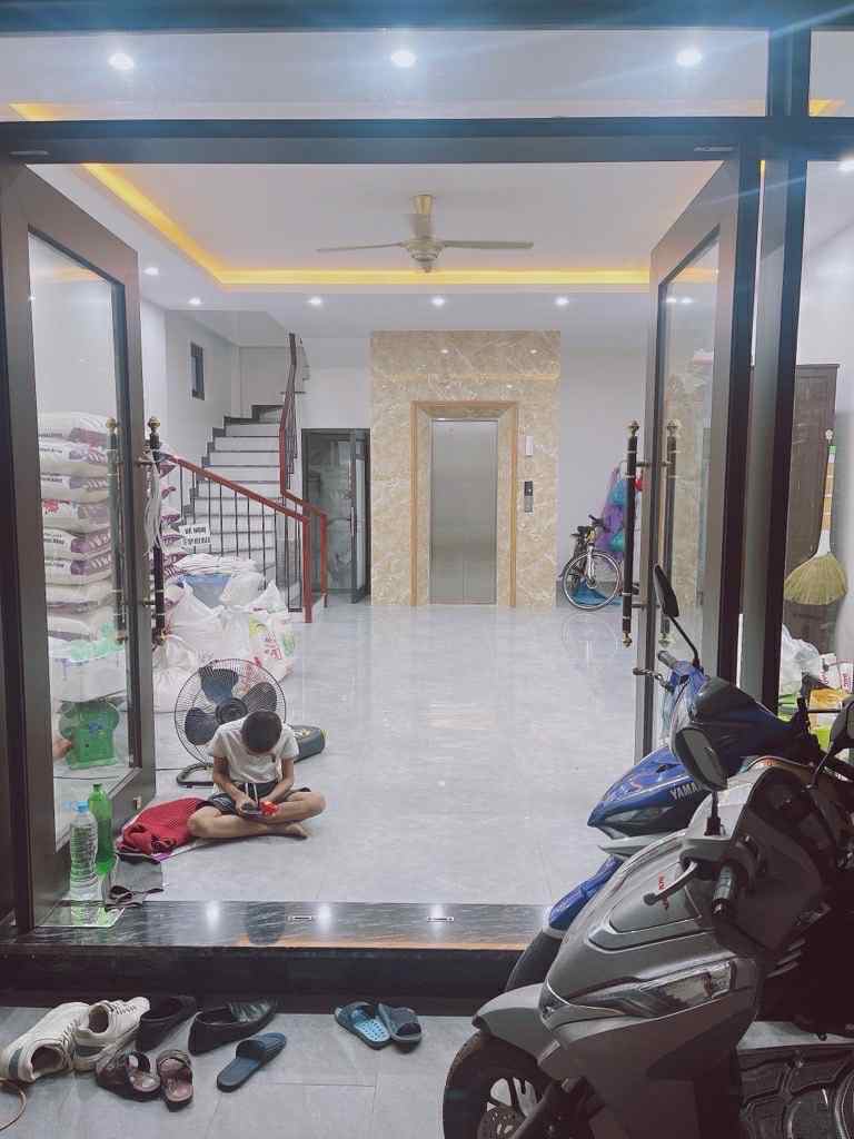 bán nhà Cổ Linh, 81m x 5 tầng, mặt tiền 5.2m, gara, thang máy, kinh doanh, nở hậu 2