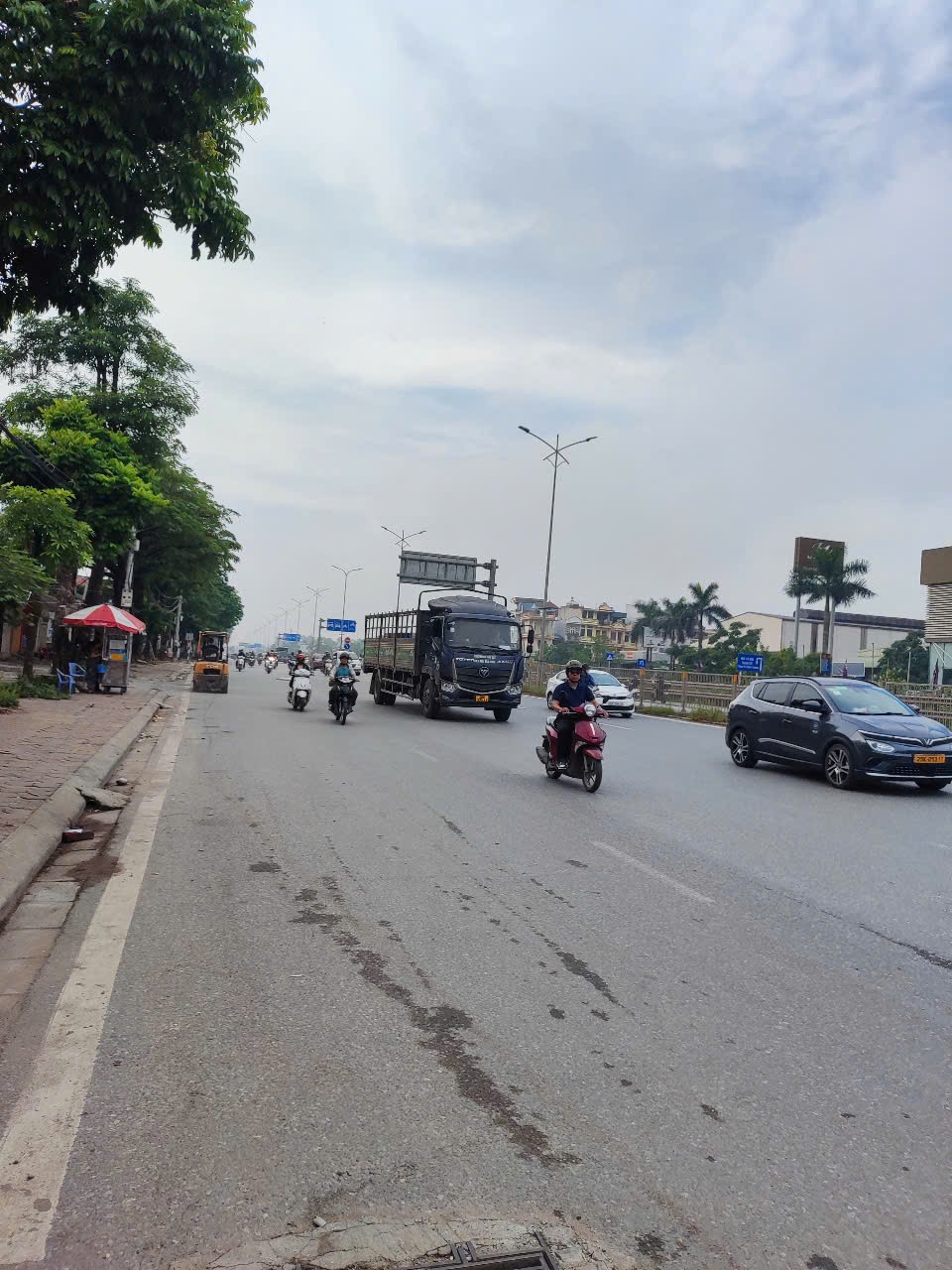 PHÂN LÔ Ô TÔ  TRÁNH - Ô TÔ CHẠY VÒNG QUANH - VỈA HÈ-HƠN 5 TỶ. 2