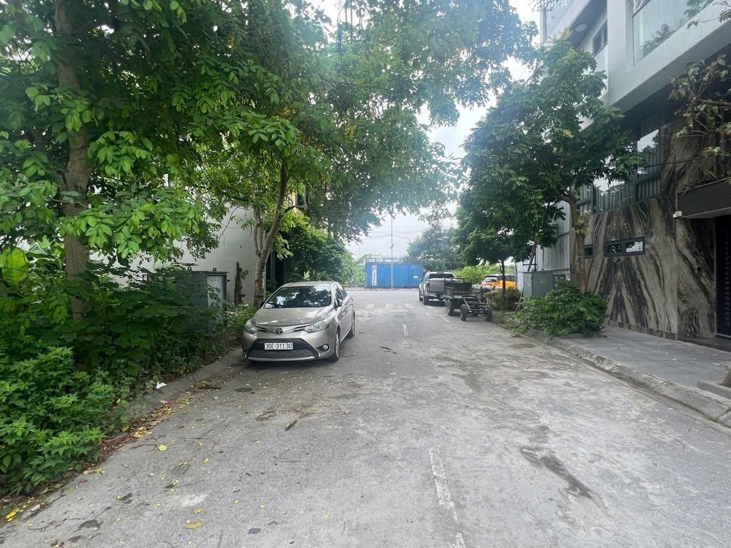 PHÂN LÔ Ô TÔ  TRÁNH - Ô TÔ CHẠY VÒNG QUANH - VỈA HÈ-HƠN 5 TỶ.