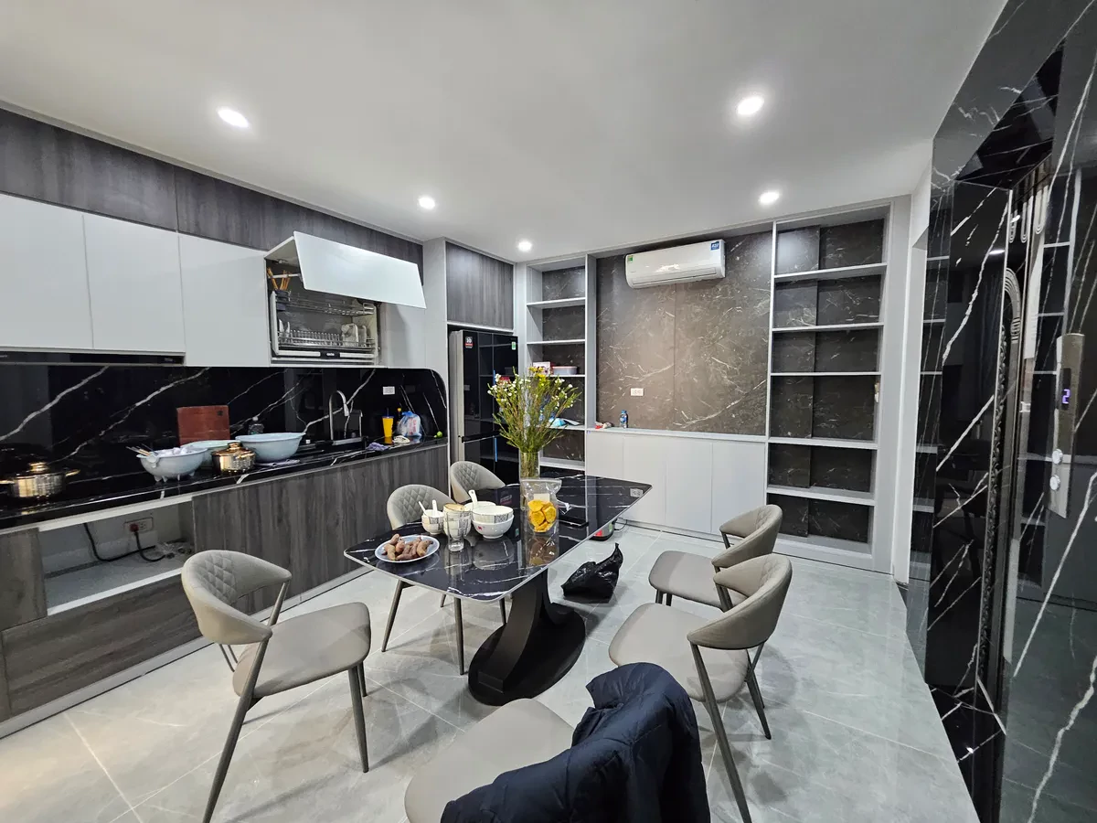 NHÀ MƠI FULL NỘI THẤT Phố Ngọc Lâm 40m2 X  6 tầng mặt tiền 4m, 8.3 tỷ Long Biên.