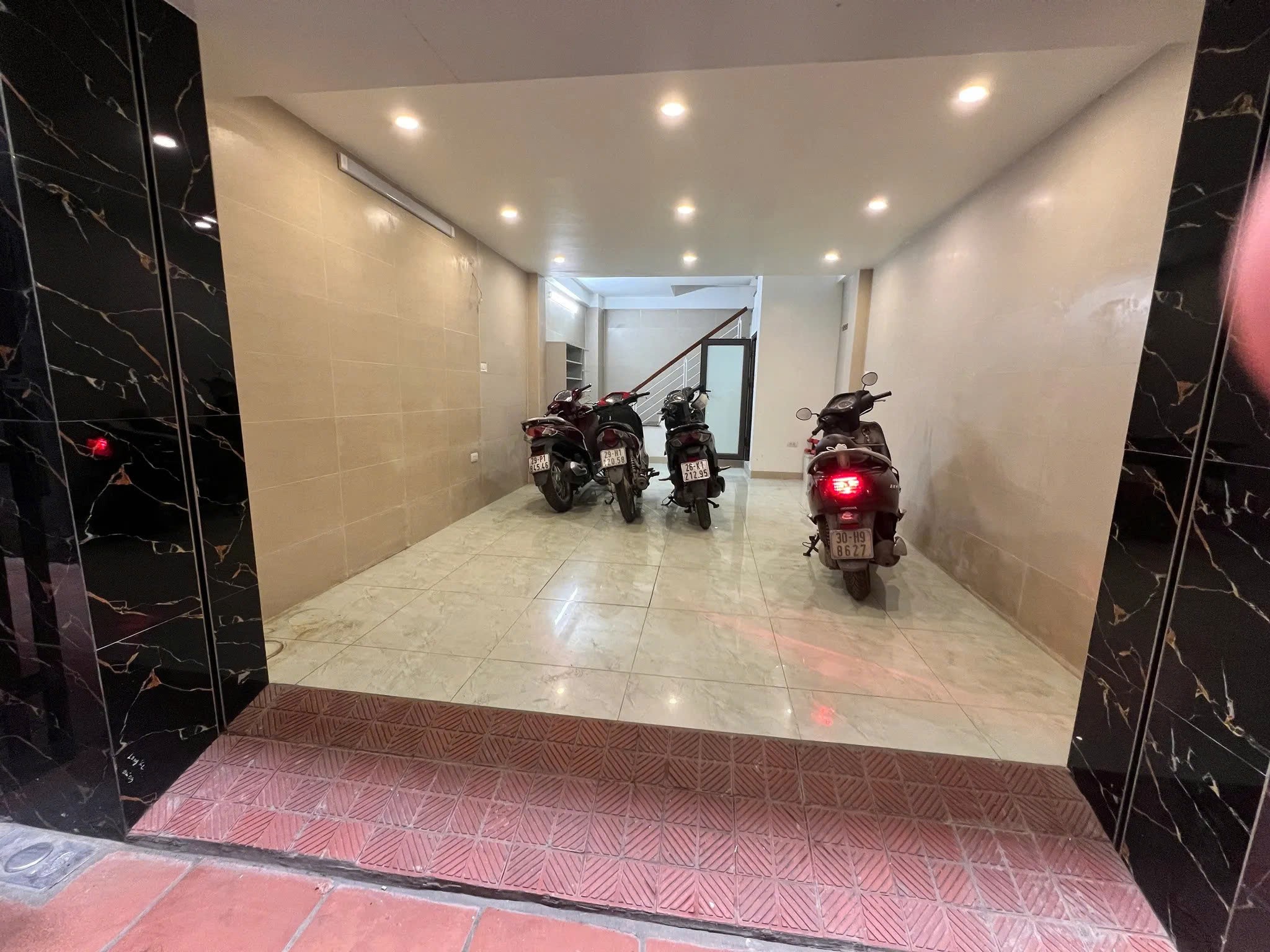 Bán Nhà Quan Nhân 31m2. 7 tầng. mặt tiền 3.9m. giá 8.2 tỷ Cầu Giấy Hà Nội 2