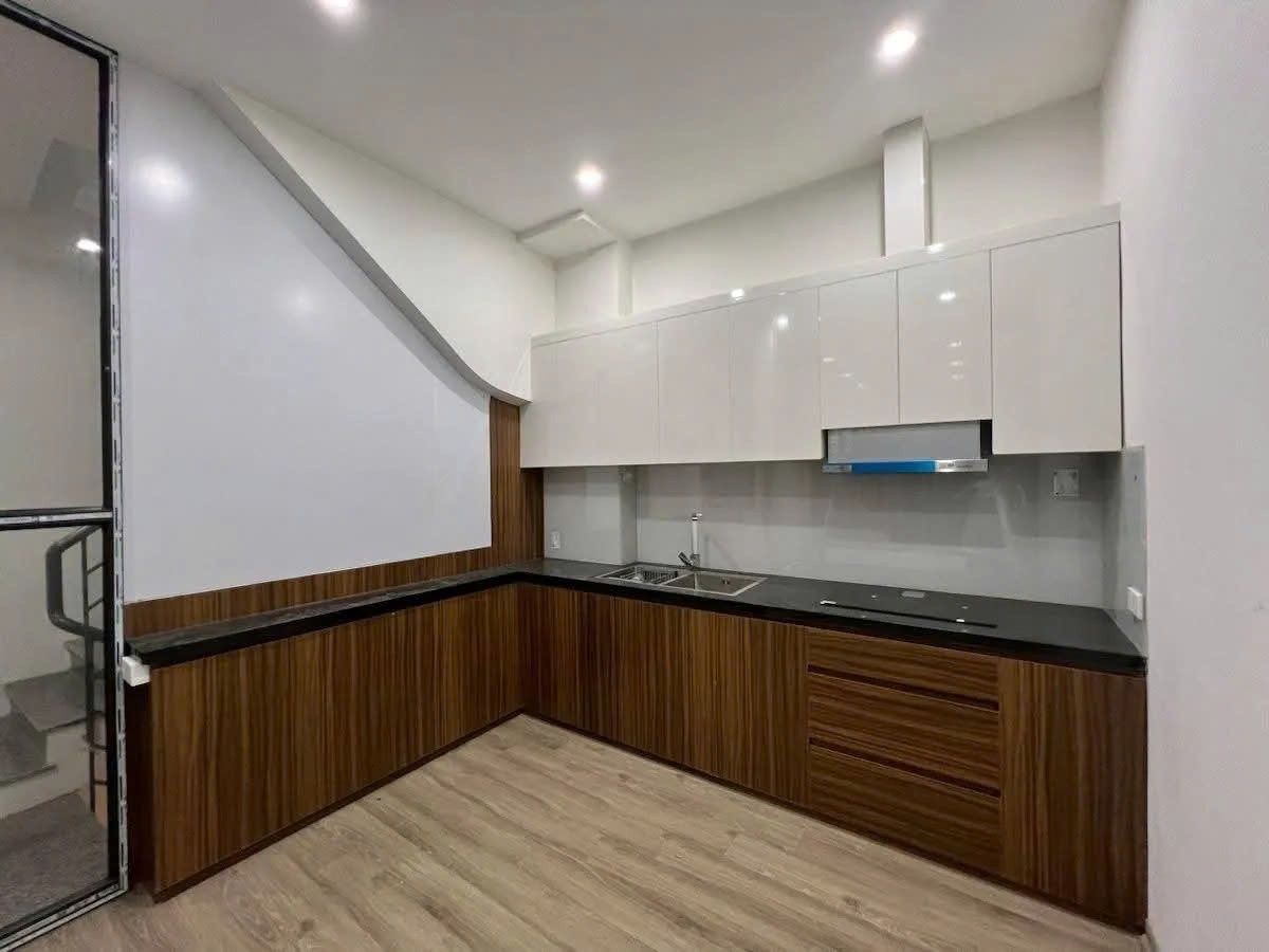 Bán Nhà Thổ Quan 30/37m2. 4 tầng. mặt tiền 7.9m. giá 7.45 tỷ Đống Đa Hà Nội