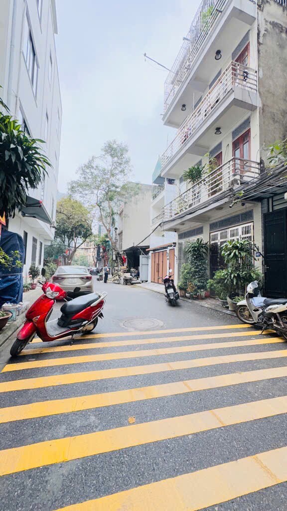 NHÀ DÂN XÂY- 2 THOÁNG- Ô TÔ 46 CHỖ ĐỖ CỬA- TIỆN ÍCH NGẬP TRÀN- CHO THUÊ VĂN PHÒNG- Ở ĐỀU SƯỚNG