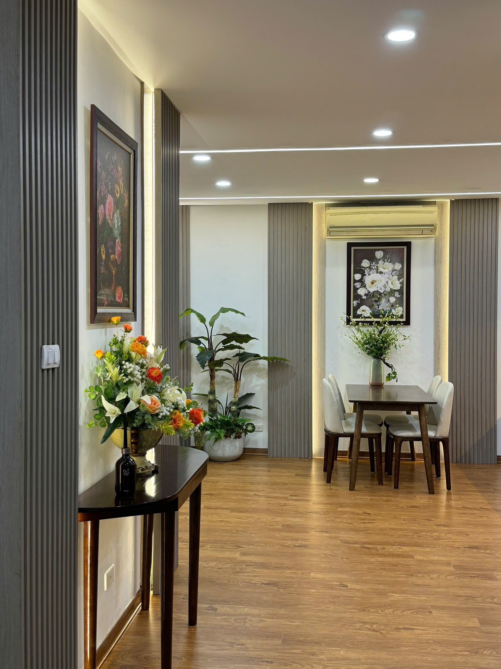 Chính chủ bán CHCC Hapulico Complex 102m2, SHLD, có slot oto, giá 8.x tỷ 4