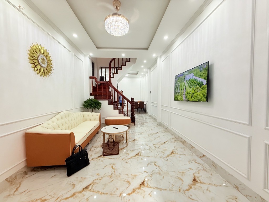 Bán nhà Hoàng Hoa Thám, Ba Đình, ngõ thông gần phố, 2 thoáng 36m2, 5 tầng, chỉ 8.9 tỷ