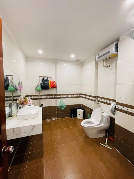 HẠ SỐC 600 TRIỆU – CHỈ CÒN 12 TỶ – NHÀ MỚI 7 TẦNG THANG MÁY PHÂN LÔ VỈA HÈ HOÀNG ĐẠO THÀNH 2