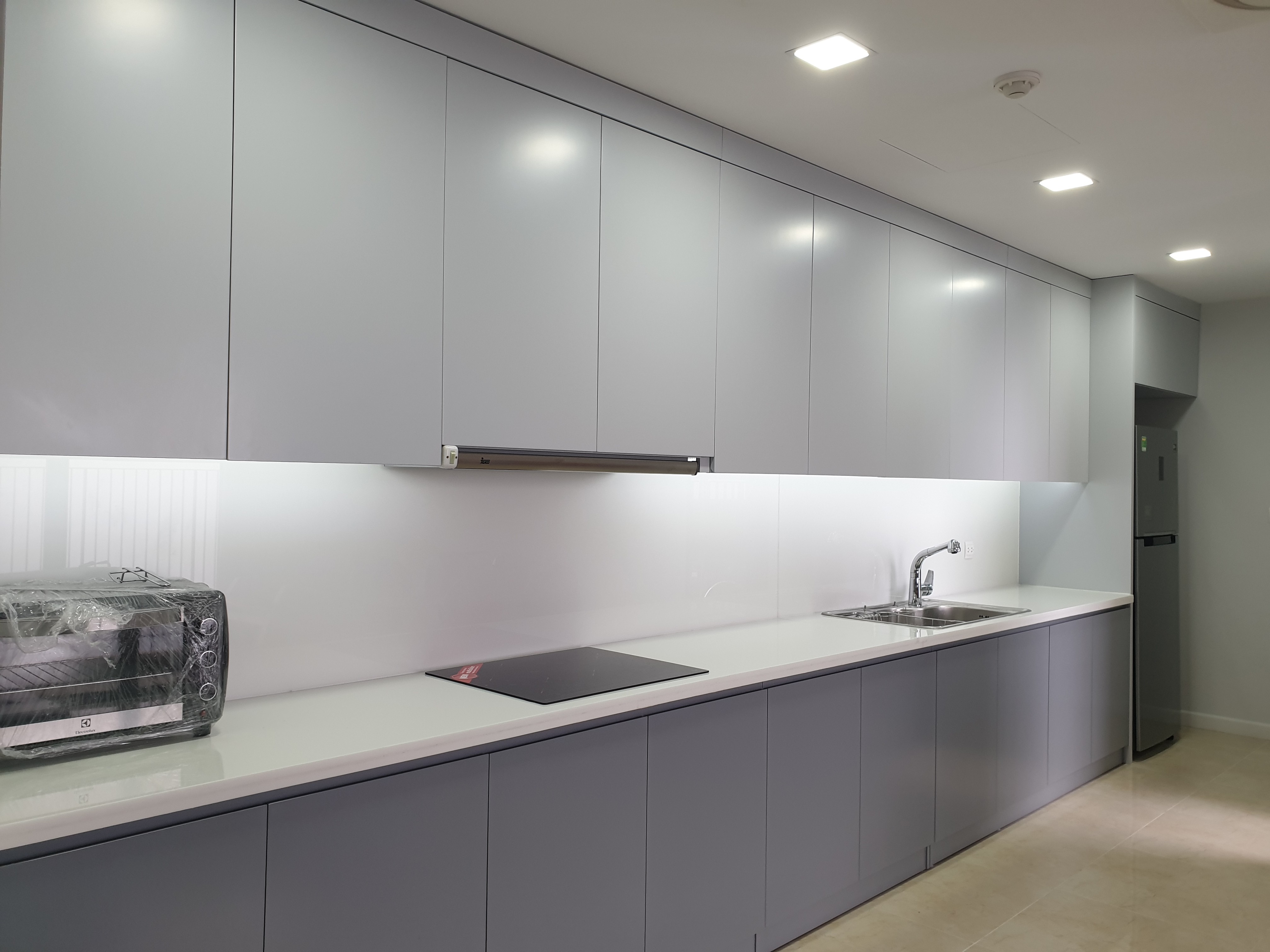 Chủ nước ngoài cần bán căn 2 ngủ rộng dt 75m2, các phòng đều view hồ điều hòa, tầng trung tòa C3 -