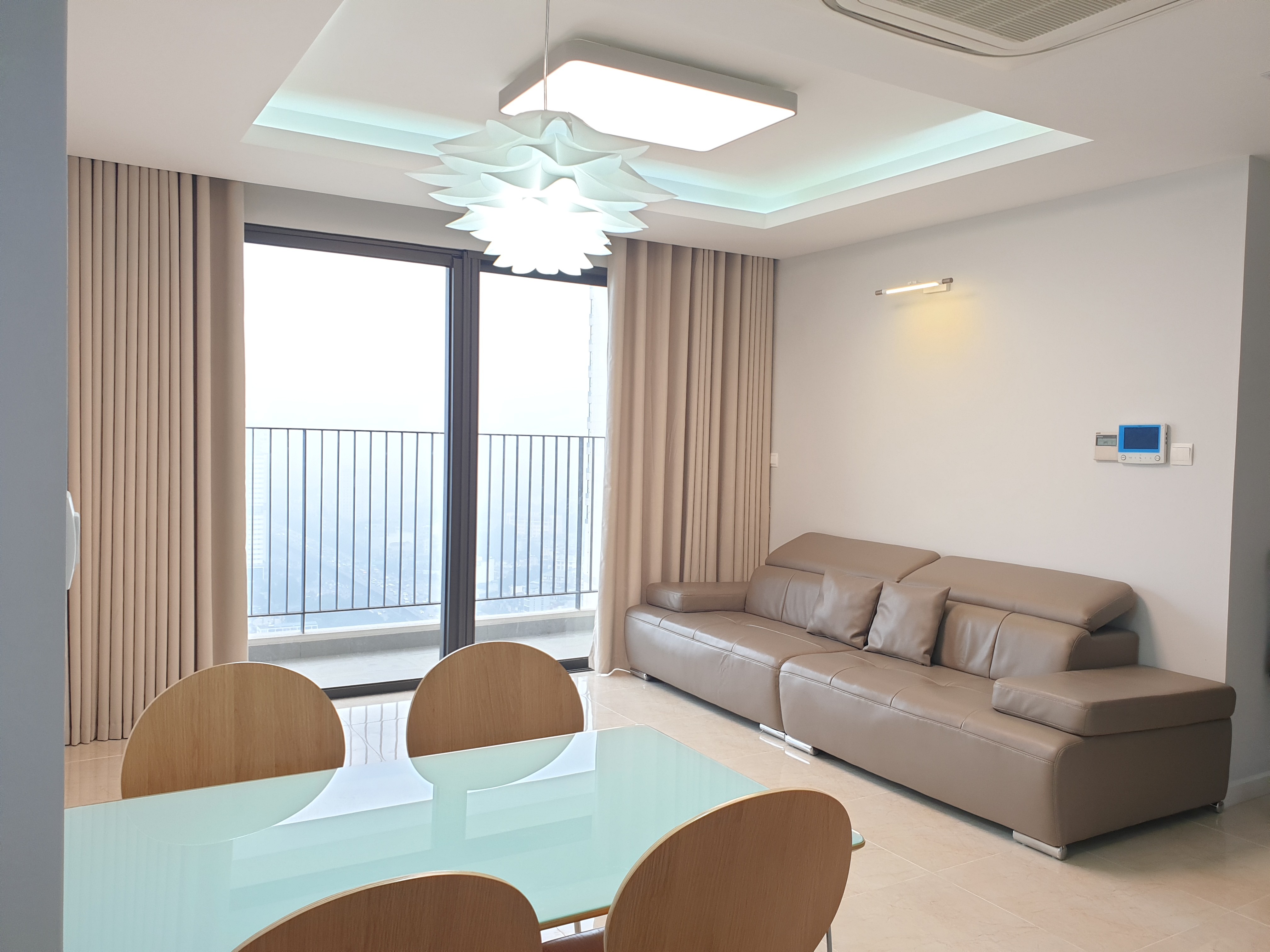 Chủ nước ngoài cần bán căn 2 ngủ rộng dt 75m2, các phòng đều view hồ điều hòa, tầng trung tòa C3 - 2