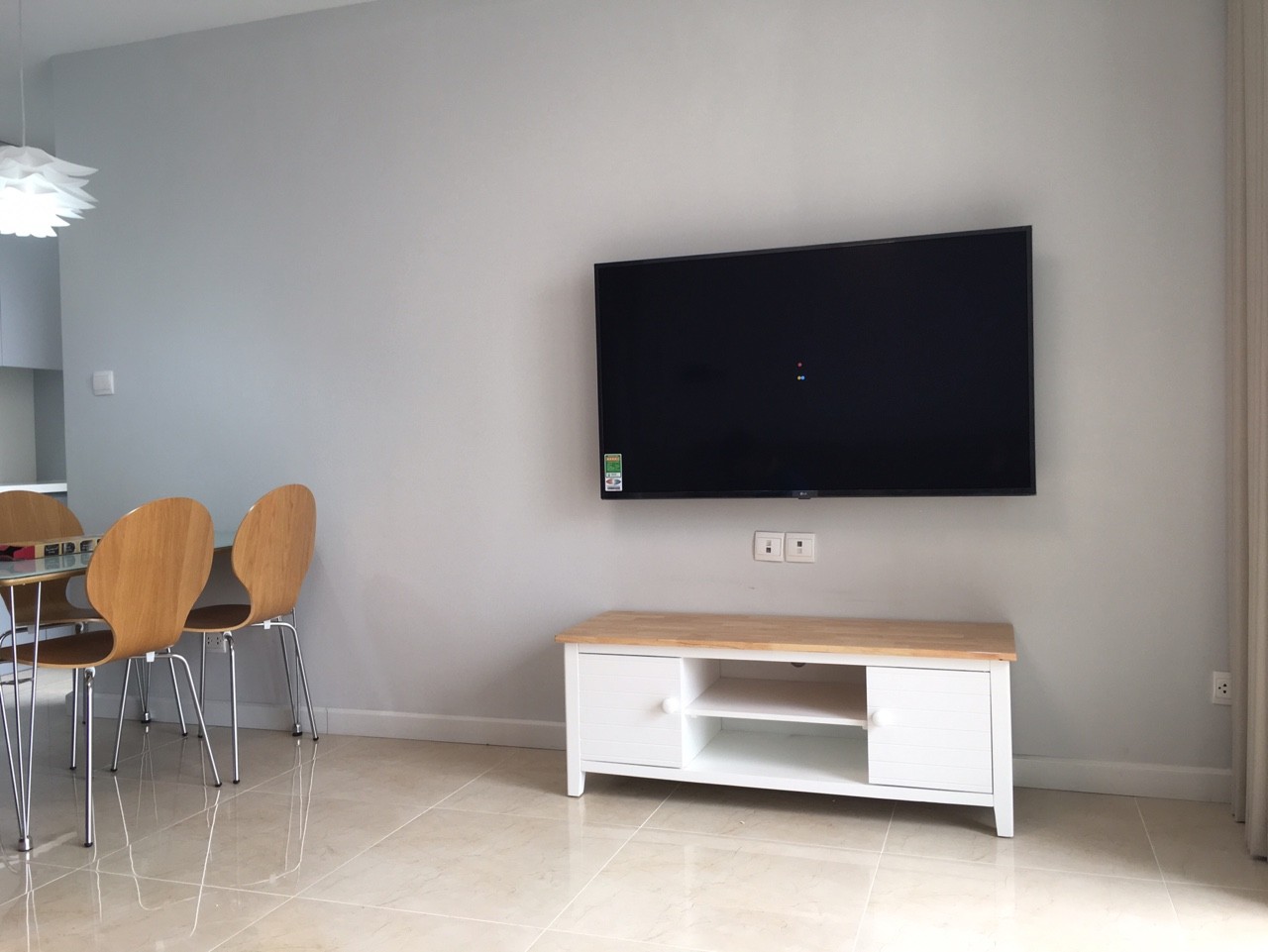 Chủ nước ngoài cần bán căn 2 ngủ rộng dt 75m2, các phòng đều view hồ điều hòa, tầng trung tòa C3 - 3