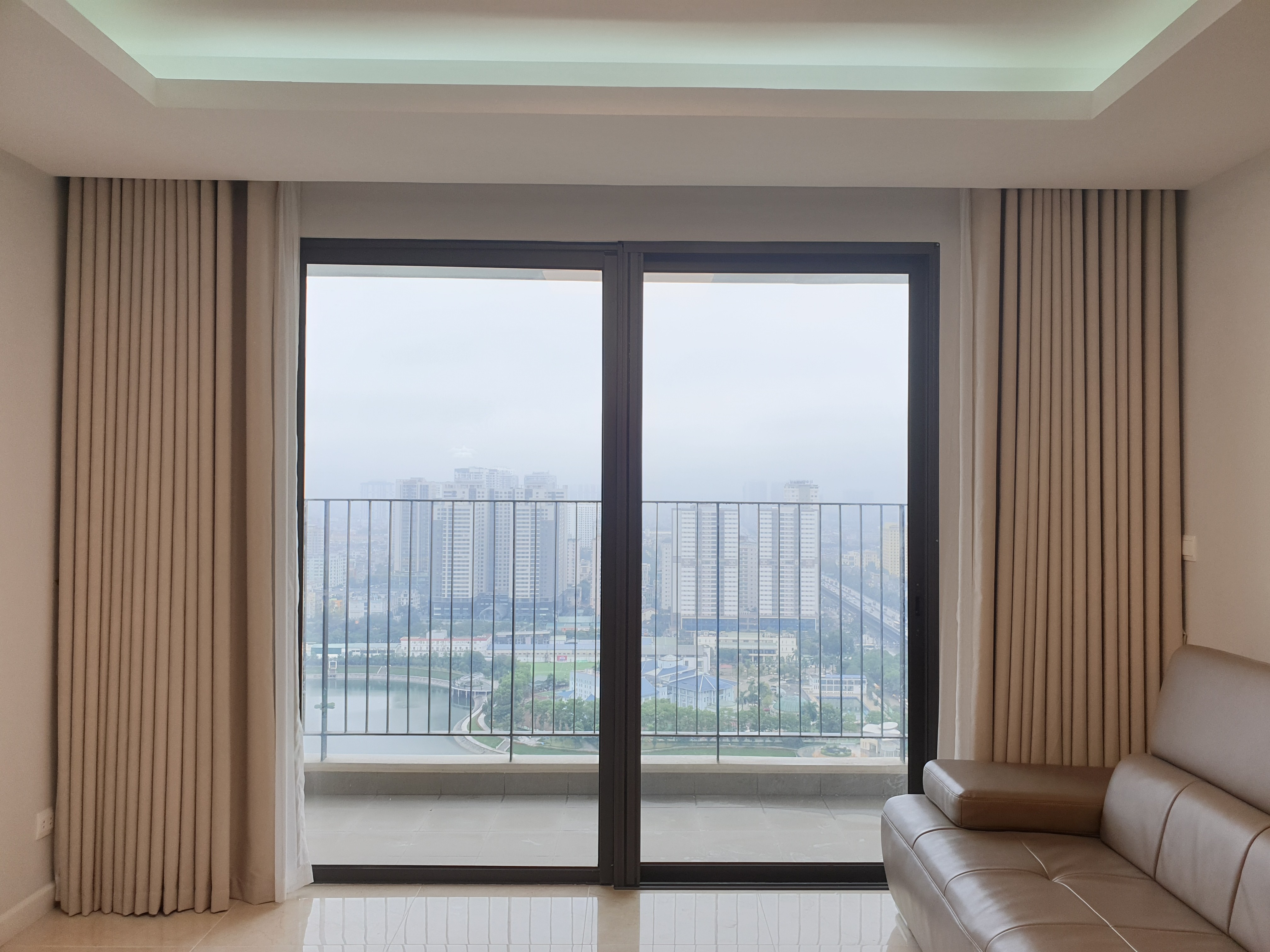 Chủ nước ngoài cần bán căn 2 ngủ rộng dt 75m2, các phòng đều view hồ điều hòa, tầng trung tòa C3 - 4