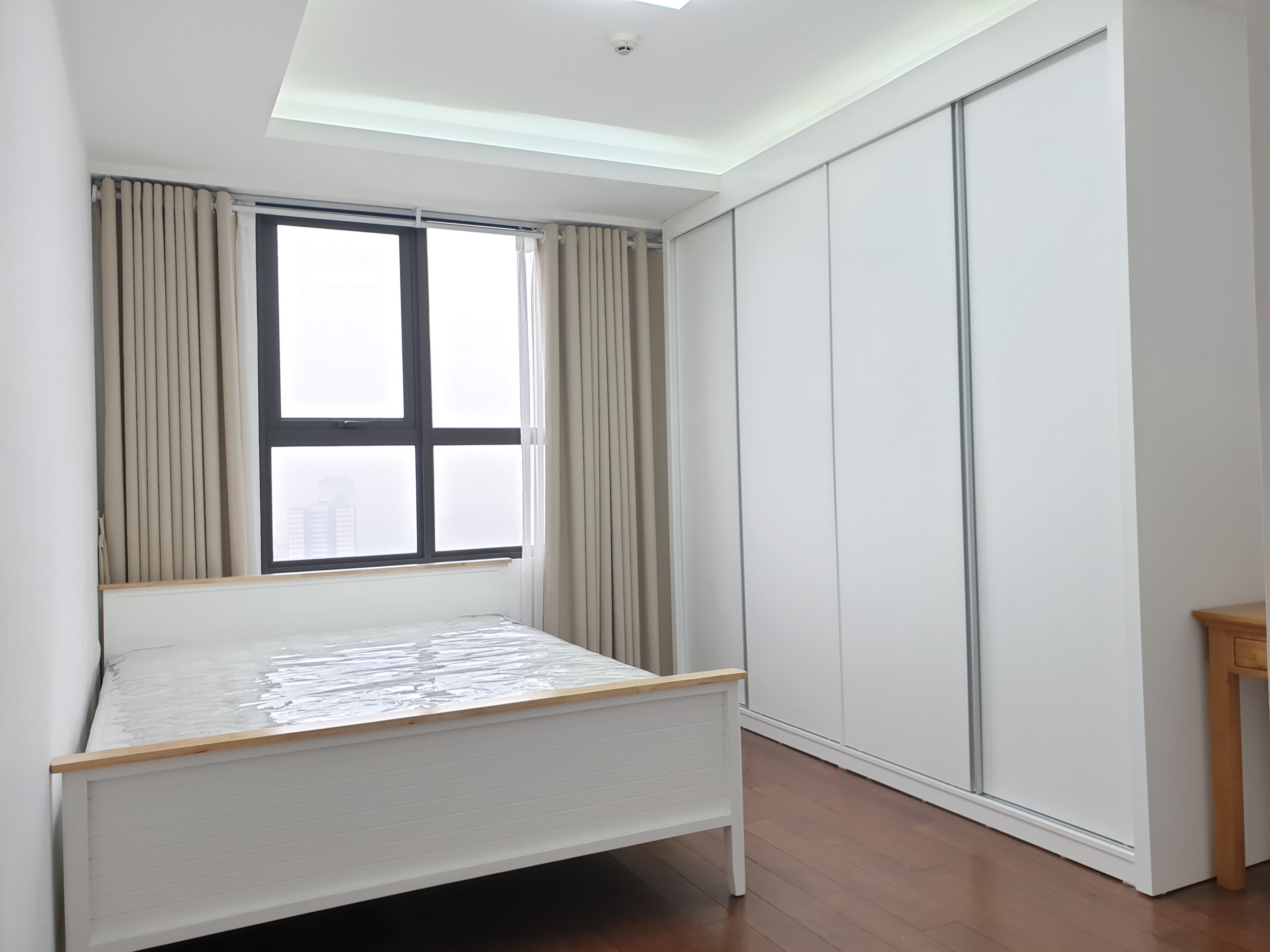 Chủ nước ngoài cần bán căn 2 ngủ rộng dt 75m2, các phòng đều view hồ điều hòa, tầng trung tòa C3 - 5
