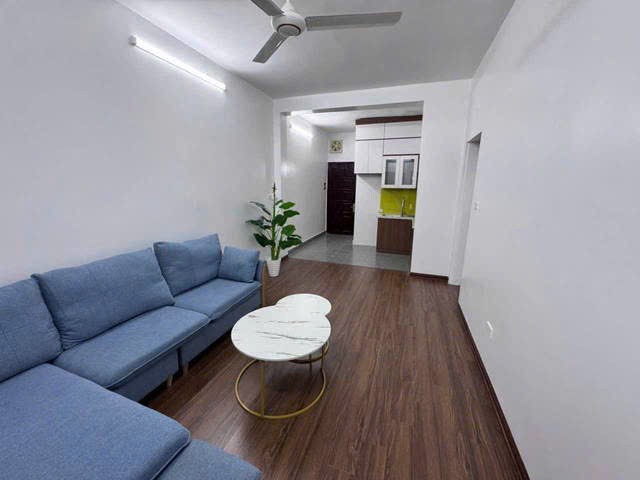 Bán căn hộ tập thể tầng 3, Nghĩa Tân, 70m2, 2 ngủ, căn góc, ô tô vào được, 3 tỷ 5 2