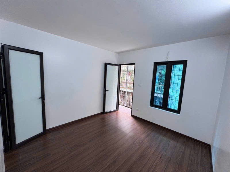 Bán căn hộ tập thể tầng 3, Nghĩa Tân, 70m2, 2 ngủ, căn góc, ô tô vào được, 3 tỷ 5 4