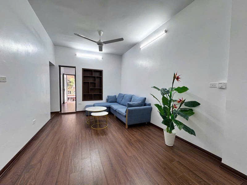 Bán căn hộ tập thể tầng 3, Nghĩa Tân, 70m2, 2 ngủ, căn góc, ô tô vào được, 3 tỷ 5 3