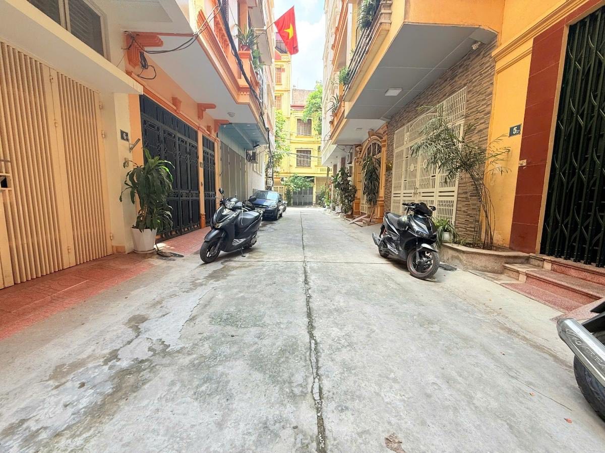 BÁN NHÀ PHẠM TUẤN TÀI CẤU GIẤY PHÂN LÔ- Ô TÔ TRÁNH- NHÀ ĐẸP DÂN XÂY 50M 19 TỶ 2