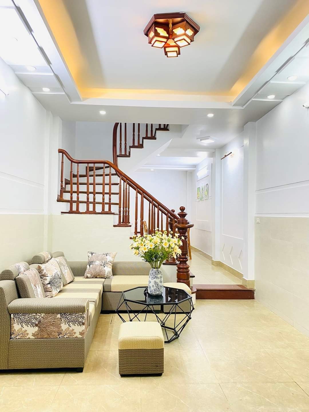 Bán nhà đường Cầu Giấy, Gần oto, Ngõ thông, 2 thoáng, 40m2, Chỉ nhỉnh 8 tỷ 2