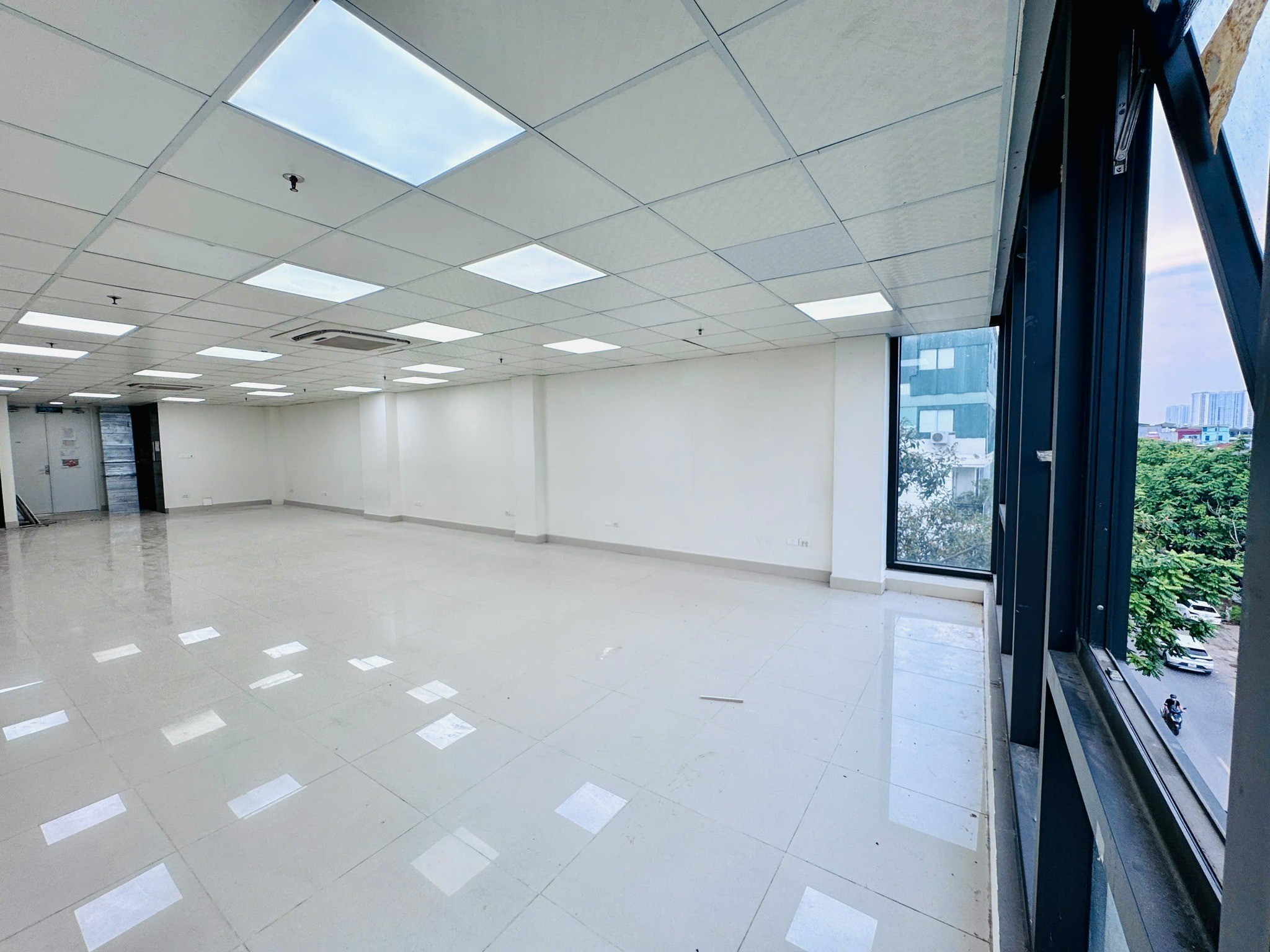 Cho thuê nhà MP Dương Văn Bé, Hai Bà Trưng THANG MÁY - PCCC 115m x 8T giá 120tr