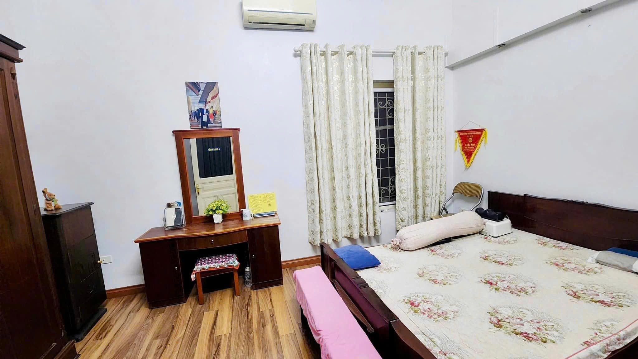 Cho thuê nhà ngõ 136 Chùa Láng Đống Đa 95m x 4T giá 17TR, full đồ, 100m ra bãi gửi ô tô 3