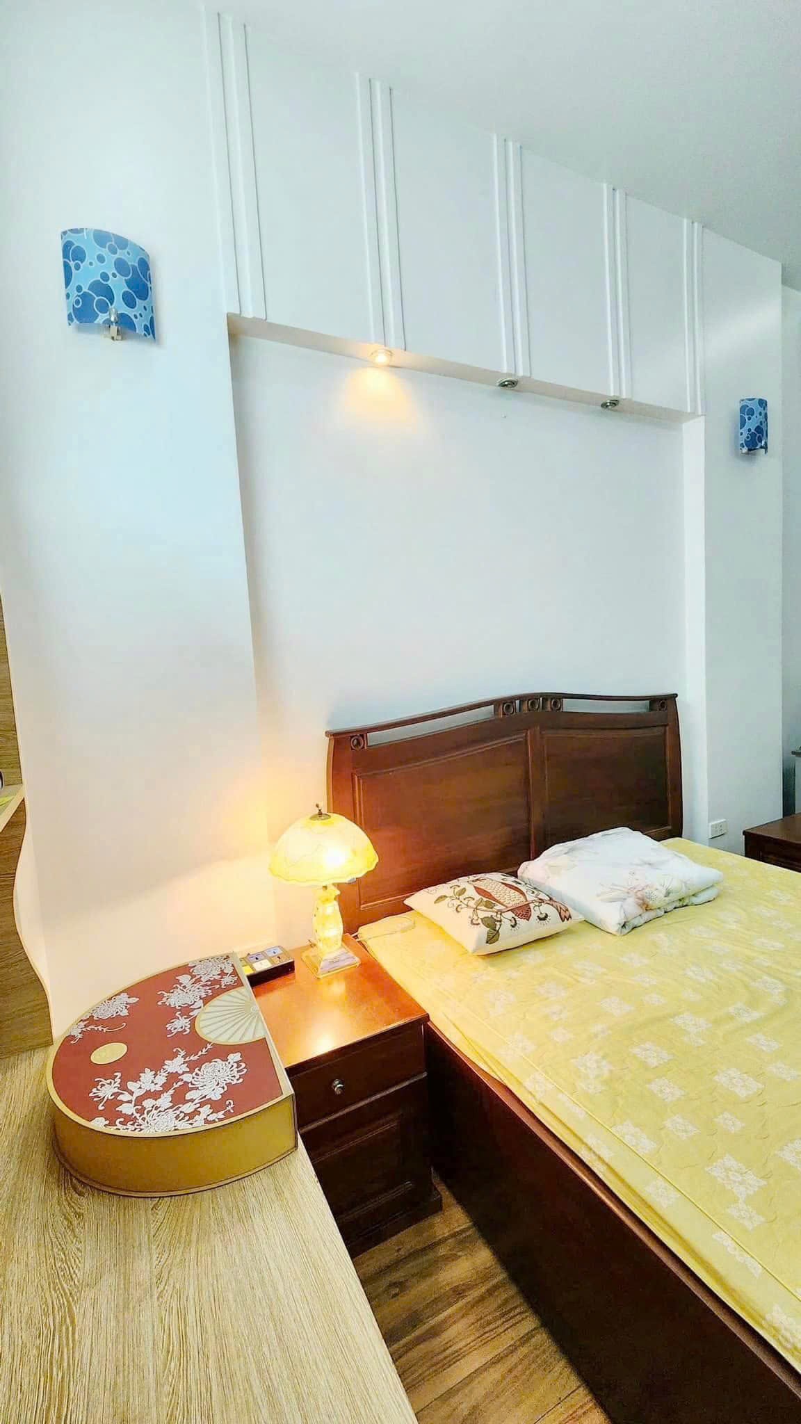 Cho thuê nhà ngõ 136 Chùa Láng Đống Đa 95m x 4T giá 17TR, full đồ, 100m ra bãi gửi ô tô 5