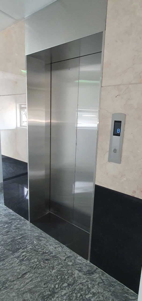Cho thuê nhà mới, lô góc, thang máy, 112m2_ 4T; vỉa hè, Giảng Võ-44 Tr