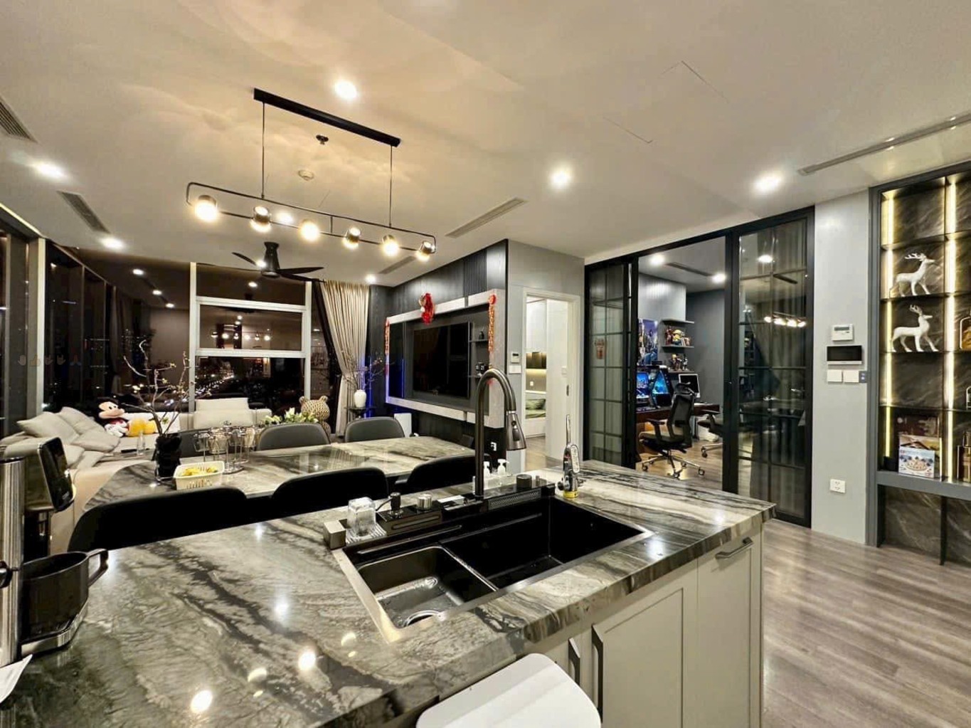 Bán căn hộ 3PN – VIEW HỒ tạiI C7 Vinhomes D'Capitale, giá 11.4 tỷ 3