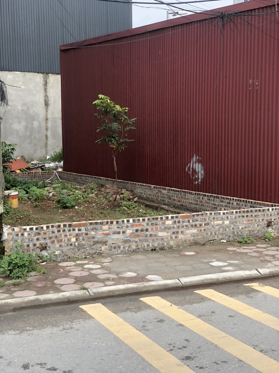 ĐẦU TƯ ĐINH ( ĐẤT ĐA TỐN ). ĐƯỜNG TRỤC CHÍNH-Ô TÔ NGỦ TRONG NHÀ- HÀNG XÓM VIN & ECO. 52M2 GIÁ 2,8 3