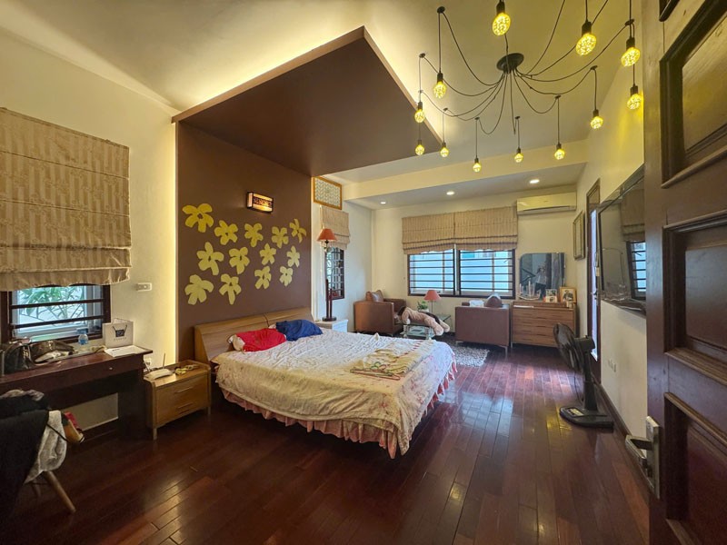 Cần Bán Gấp Biệt Thự Sân Vườn KĐT Sài Đồng 179m2 View Hồ, Mặt Tiền Rộng, Nội Thất Cao Cấp 6